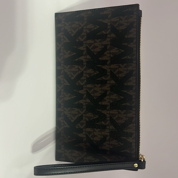 Michael Kors Wristlet - Chic & Versatile! - Picture 3 of 5